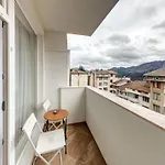 Stylish 1br In The Heart Of Town Διαμέρισμα