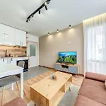 Stylish 1br In The Heart Of Town Διαμέρισμα *