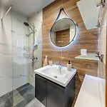 Stylish 1br In The Heart Of Town Διαμέρισμα *