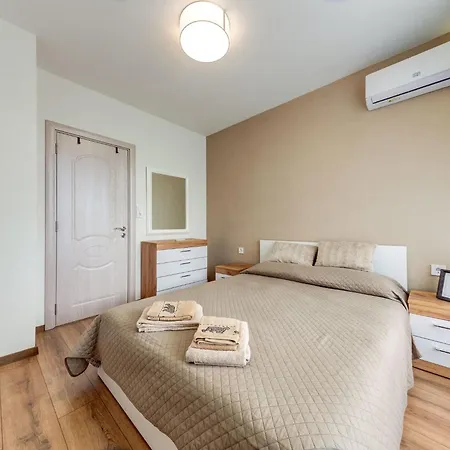 Stylish 1br In The Heart Of Town Διαμέρισμα *